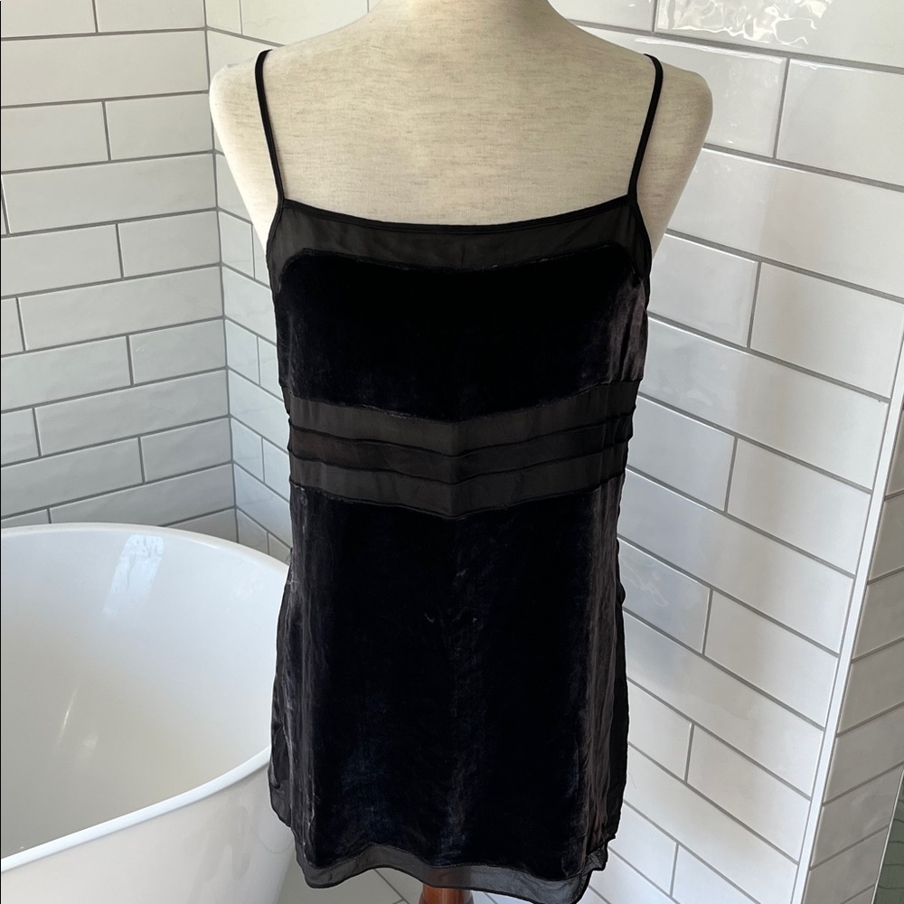 EUC Victoria's Secret Black Velvet Chemise

💵Bundle & Save💵